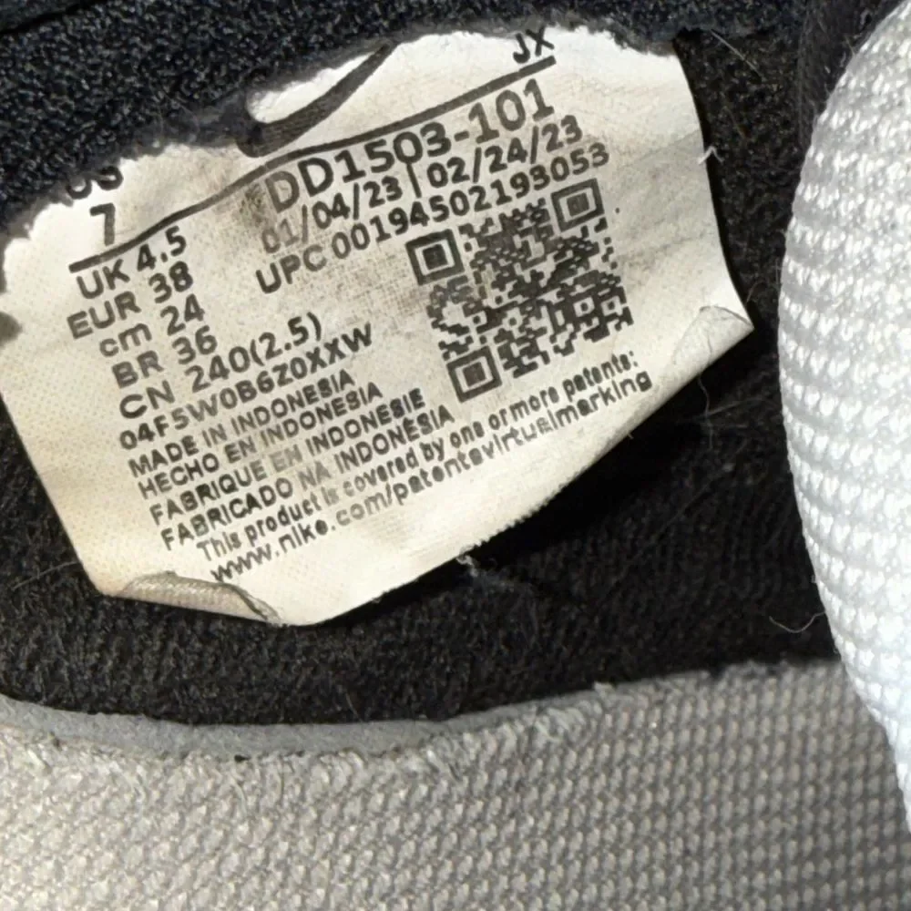 Nike White and Black Low-Top Sneaker